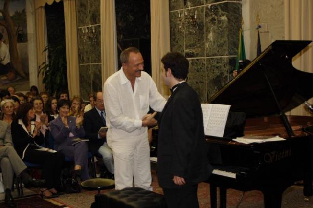 il regista-musicista Stefano Reali si congratula con Marco Grilli